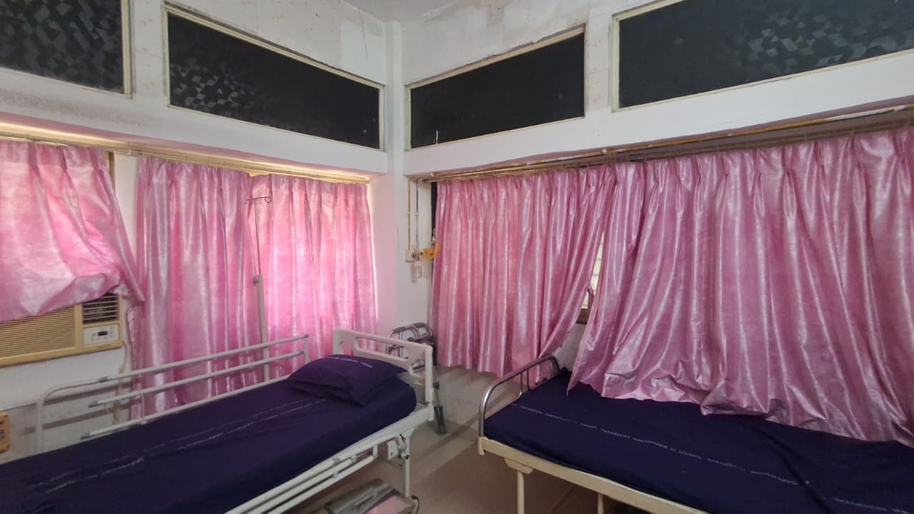Super deluxe patient room at Sanjivani Hospital.